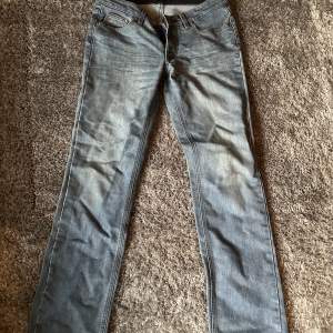 Bootcut jeans ifrån Filippa K! Strl: S Inköpta för 599kr Använda en gång! KÖPAREN STÅR FÖR FRAKTEN