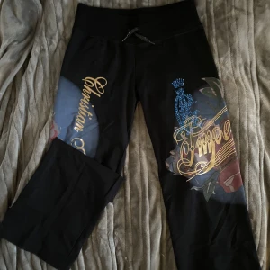 Christian Audigier mjukis - Jättefina mjukisbyxor, nyskick! Långa på mig som är runt 158. Strlk M.  Midjemått: justerbara  Innerbenslängd: ca 79 