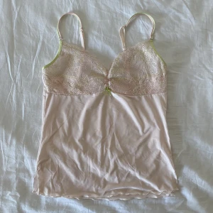 Söt spetstopp  - Söt spetstopp! Justerbara band o rosett. Står storlek M på lappen men kan också passa S. Översta delen är i spets 💋