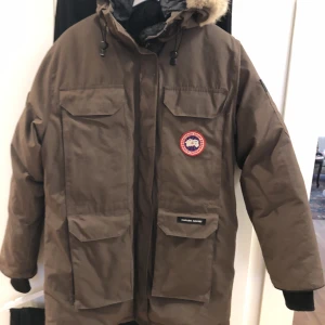Canada Goose jacka - I princip oanvänd Canada Goose jacka i felfritt skick. Normal i storleken och varm samt klassisk modell.