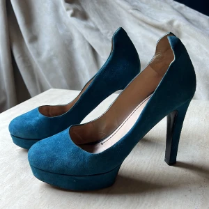 Turkosa Mocka Pumps - Turkosa mocka-pumps med liten platå. SUPERSKÖNA!