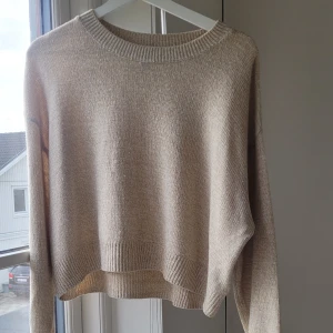 Beige tröja - Superfin beige tröja. Passar till allt och kan användas året om. Storlek M men passar även S/M. 