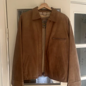 Läderjacka - Oversized läderjacka, köpt på Vestiaire. Färgen är mer lik den på två sista bilderna! Skulle säga att storleken är mer en L än XL. Lappen satt på när jag fick den och har inte använt den själv.