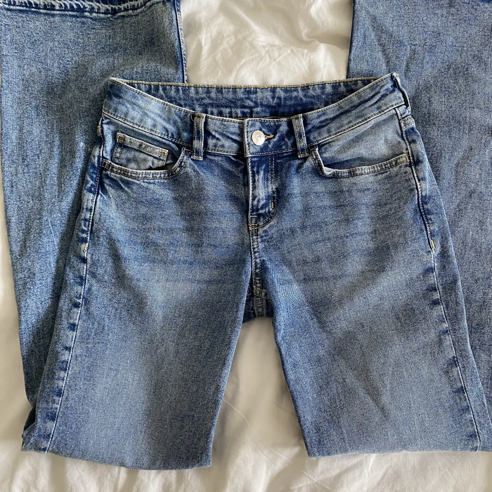 Snygga lågmidjade jeans från hm! Rå hem för extra längd! Använda några gånger men är i fina skick annars! 34 men passar även större💕🍒. Jeans & Byxor.