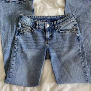 Snygga lågmidjade jeans från hm! Rå hem för extra längd! Använda några gånger men är i fina skick annars! 34 men passar även större💕🍒
