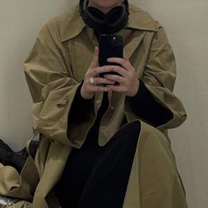 Trenchcoat köpt på COS i våras. Grön/Beige färg, Inga defekter, 