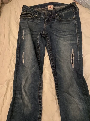 True religion jeans  - Flare/bootcut true religion jeans. Passar bra storleksmässigt på mig då jag är 162 cm lång midjemått va 35-42 rakt över och innbenmått ca 80-85❤️❤️ buda på ❤️ pris kan diskuteras ❤️❤️ bra skick❤️