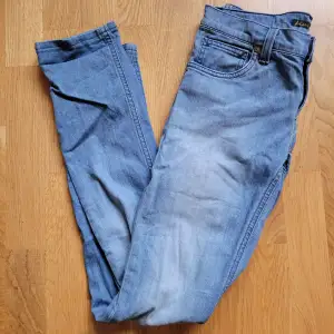 Ljusblå skinny jeans. W 27, L 34. Färgen är mittemellan bilderna ungefär. 