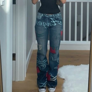 Jaded London Low Rise Jeans med Tryck - Säljer dessa snygga Jaded London jeansen med print, eftersom de tyvärr inte passar mig. Nyskick, endast provat, förutom det aldrig använda!💞Väldigt eftertraktade och nypris ligger runt 1200 kr. Kom gärna med prisförslag!! (2 första bilderna är lånade)