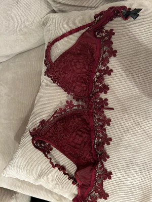 Jätte söt fin vinröd bralette - Köptes på primark för något år sedan, testad en gång men var för liten. Storlek S
