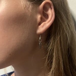 Örhängen i silver  - Säljer dessa jättefina prisvärda örhängena u silver. De är hemmagjorda men nickelfria och säljs styckvis 