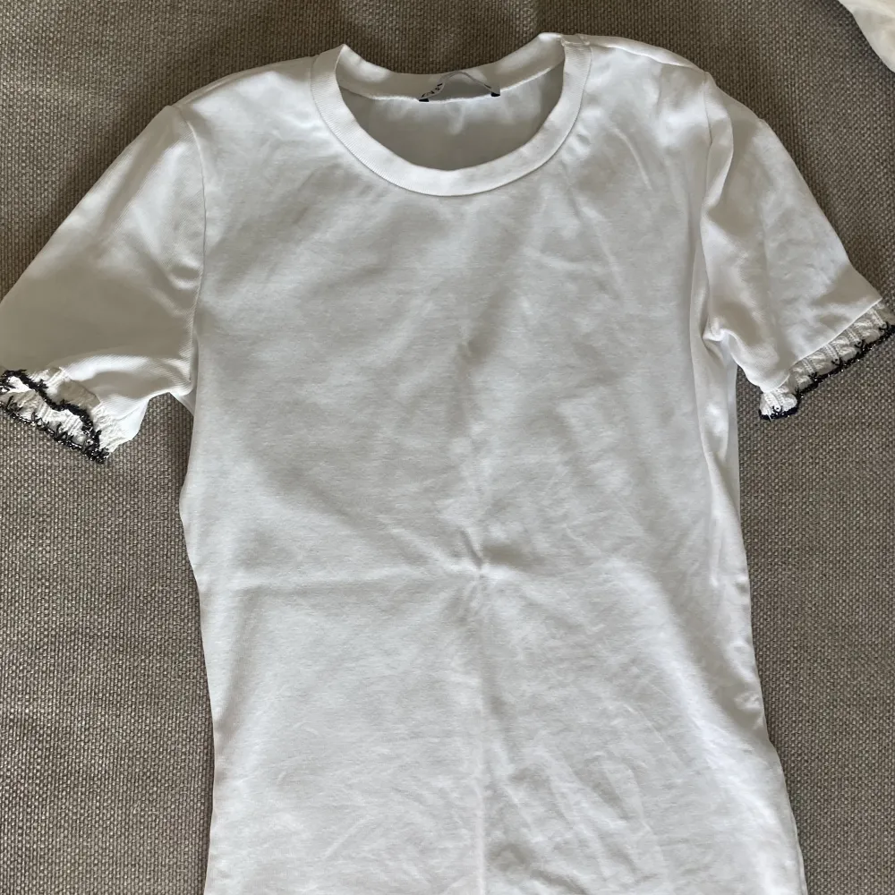 Fin vit T-shirt men svart kant. Köpte på Plick men använder inte, säljer därför. Slutsåld på hemsidan Fint skick💞 Skriv om du har några frågor💕. T-shirts.