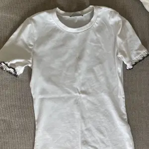 Fin vit T-shirt men svart kant. Köpte på Plick men använder inte, säljer därför. Slutsåld på hemsidan Fint skick💞 Skriv om du har några frågor💕