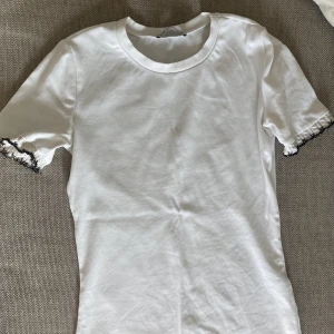 Zara T-shirt ❤️ - Fin vit T-shirt men svart kant. Köpte på Plick men använder inte, säljer därför. Slutsåld på hemsidan Fint skick💞 Skriv om du har några frågor💕