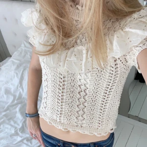 Volang topp - Jätte fin volang topp från zara perfekt till fest och middagar💘💘Helt slutsåld i butik och är i nyskick⚠️❌tar inte fler bilder om det inte är på något specifikt❌⚠️
