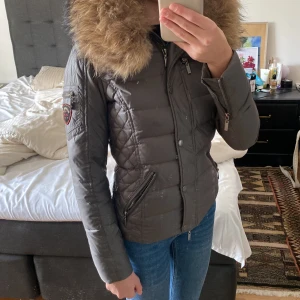 Vinterjacka  - Jätte fin o skön vinterjacka i jätte bra skick, andvände ändas förra vintern några gånger och säljer för att den börjar bli lite för liten. För mer bilder kom priv(pris kan diskuteras)