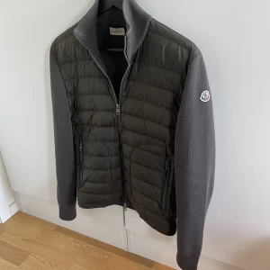 Moncler cardigan Tricot  - Säljer en Moncler cardigan som är i väldigt bra skick! Storlek S! Den är i en väldigt fin grön färg!  Hör gärna av dig om du har frågor!