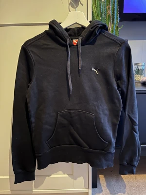 Puma hoodie - Den är använd några gånger, i bra skick, den är inte blekt färgen ska vara så