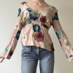 Blommig blus - Blommig siden blus från Marni, 100% siden. Den stängs med några osynliga knappar och knyts i sidan. I fint skick och super söt! 