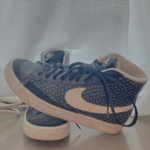 Nike  - Säljer dessa. Har använt dem men de är i sjukt bra skick, Skriv via intressen 
