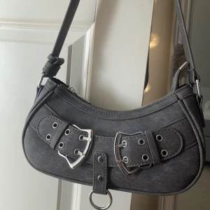 Grå väska  - Säljer denna gråa väskan, som ny!