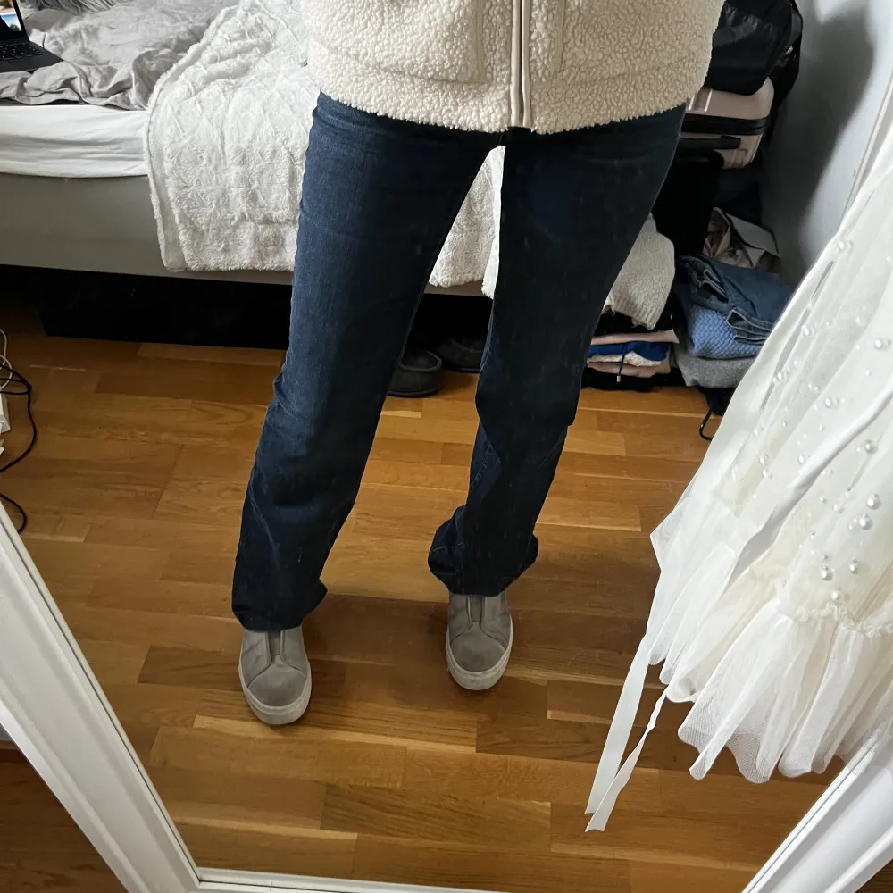 Säljer dessa jeans jätte snygga!! Strlk 34. Använd gärna köp direkt. Jeans & Byxor.