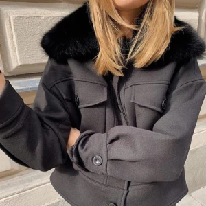 Meotine Charlie jacke- svart  - Inga defekter, använd men inte så mycket. Storlek s/m men passar som en s, skriv gör fler frågor frakten ingår inte💗