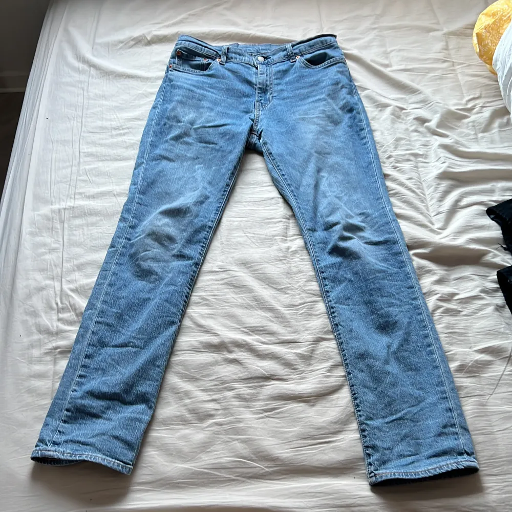 Ljusblåa Levis jeans i toppskick.  Lot 511 i storlek W33 L34. Jeans & Byxor.