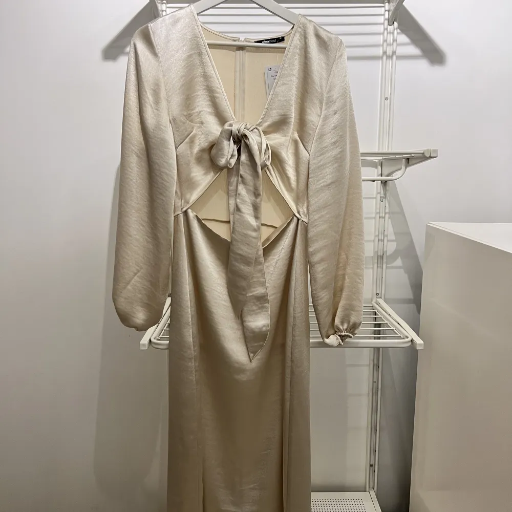 En helt oanvänd klänning från Gina tricot, prislapp finns. Nypris 699.. Klänningar.