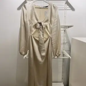 En helt oanvänd klänning från Gina tricot, prislapp finns. Nypris 699.