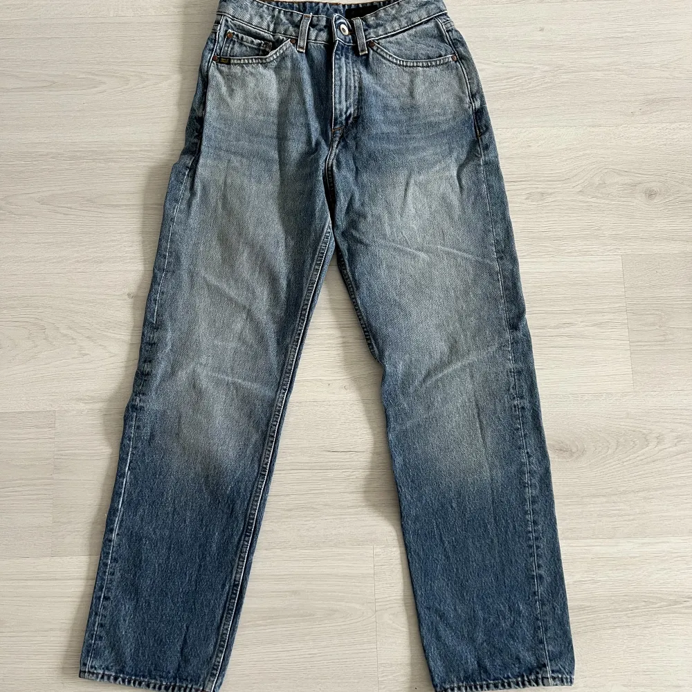 Jeans från Tiger of Sweden i strl 26/32. Använda fåtalet gånger och är därav i jättefint skick.. Jeans & Byxor.