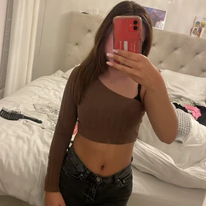 enärmad magtröja  - skönt material väldigt kort magtröja 