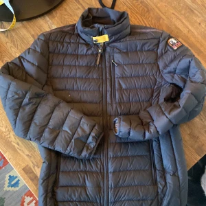 Lättviktsjacka Parajumpers - Lättviktsjacka dun strl L. I fint skick förutom ett litet hål som syns på ena bilden 