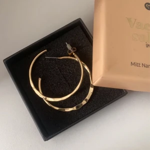 Örhänge  - Säljer dessa guldiga örhängen som är väldigt snygga 🤍 priset kan diskuteras 