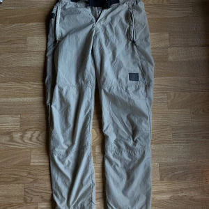 Gymshark byxor  - “RETAKE WOVEN JOGGERS”, gymshark byxor i bra skick, regular fit. Köptes för 799, fråga för mer info.