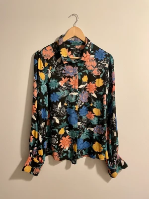 Vacker tröja  - Vacker tröja från H&M, aldrig använt, storlek 44