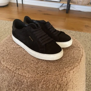 Axel arigato skor veldigt bra skick  - Storlek: 38 Dom passar inte och behöver få lite peng dom är i veldig bra skick och har rengjort dom med arigato sko Rengöring 