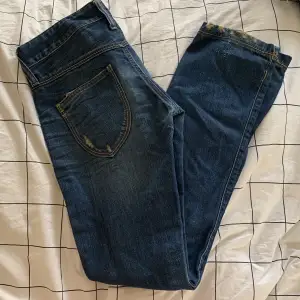 Säljer ett par lågmidjade replay jeans i storlek 26/32. Köpte på Vinted men har bara användt dem 1 gång eftersom de inte riktigt passade. De är i bra skick! Skriv för fler bilder 