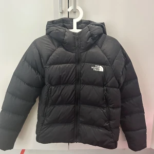 The North Face jacka  - KÖP DIREKT FÖR 450kr!! snygg jacka från The North Face😻😻 perfekt nu till höst och vinter, fint skick! 