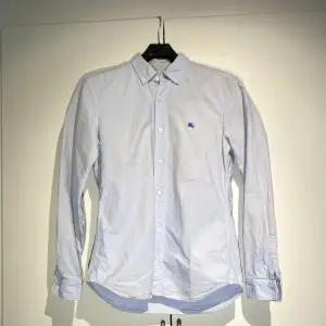 Hej, säljer en ljusblå skjorta från Burberry. Storlek small och True To Size. Utmärkt skick, sparsamt använd. Nypris 5000kr+. Passar perfekt under en ziptröja, kavaj eller bara med ett par jeans. Grym kvalite. Pris kan diskuteras. Hör av dig vid frågor. 