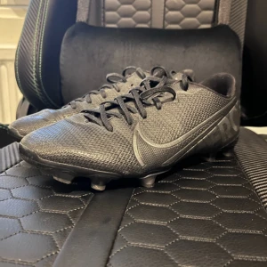 Nike fotbollsskor  - Nike fotbollsskor för både gräs och konstgräs andvända bara på 4 träningar så i bra skick om det är något ni undrar över så är det bara att skriva det finns fler fotbollskor och skor på detta kontot.