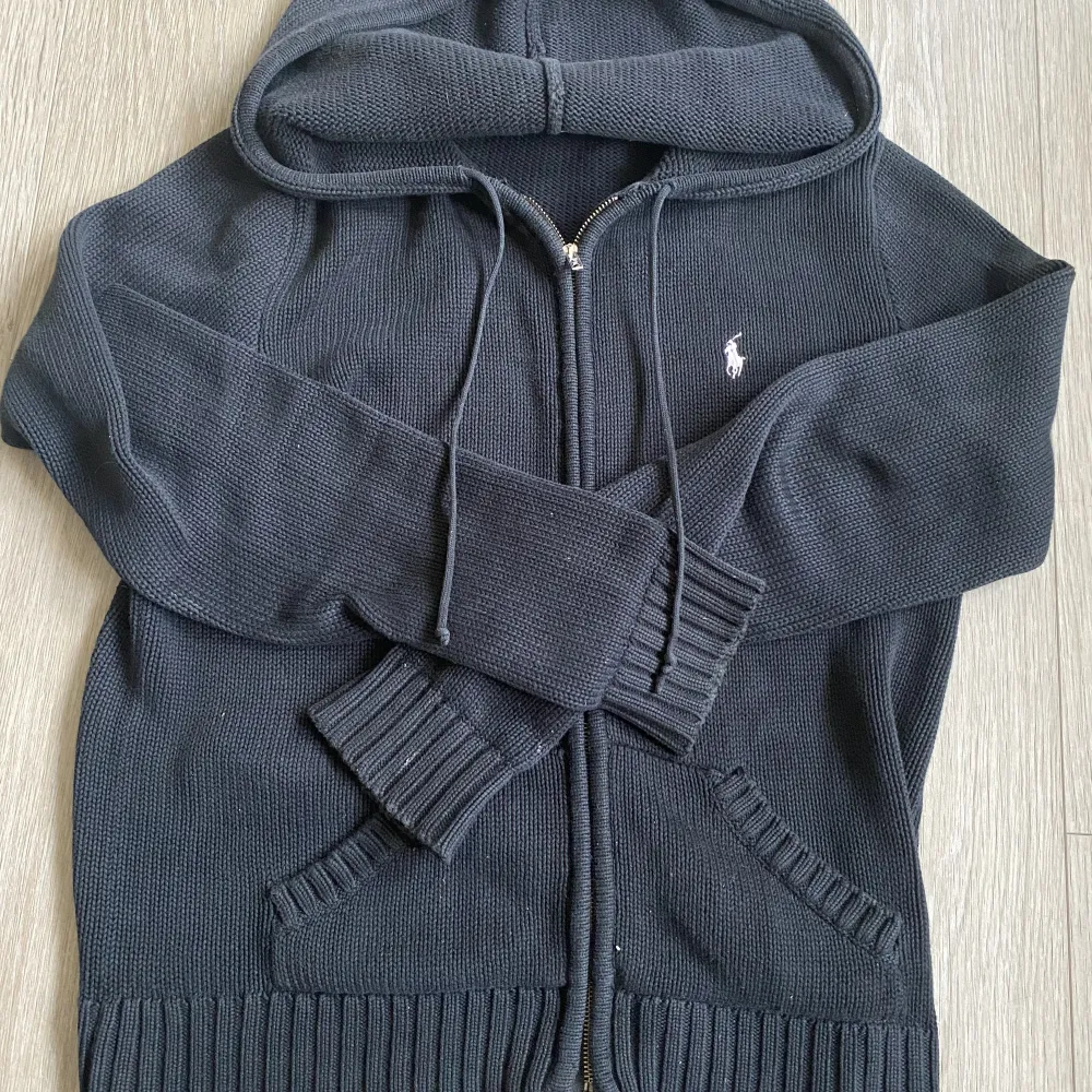 En fin stickad ralplauren zip up, skick 8/10. Säljer pga att den är lite liten.. Tröjor & Koftor.