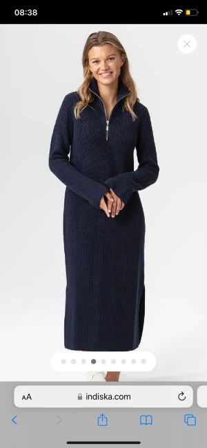 Stickad klänning (ny) - Stickad klänning i bommul från Indiska. Storlek small. Helt oanvänd med lappar kvar.