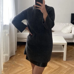 Stickad klänning - Stickad klänning från Asos, storlek EU30 men passar XXS-XS. Fin grå färg, fint skick.