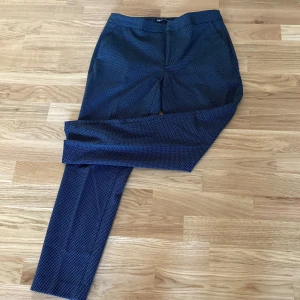 Prickiga kostymbyxor  - Ett par prickiga kostymbyxor helt utan defekter ❤️skriv för mer info