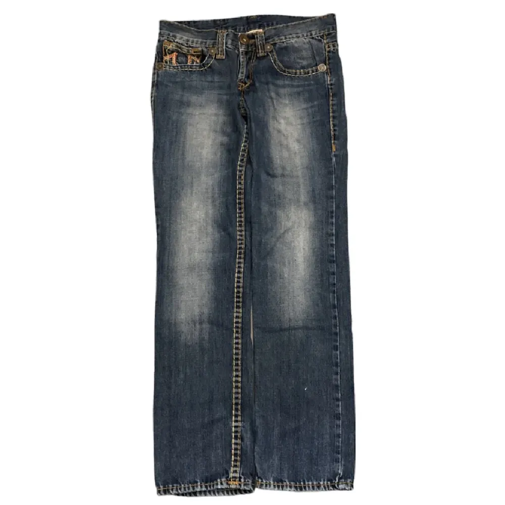 As snygga true religion jeans i modellen joey. Små i storleken. Använd gärna köp nu!. Jeans & Byxor.