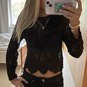 Spets topp - Jättefin tröja i spets från zara. Säljer då jag inte använder den. Använd 2 gånger så i nyskick💕