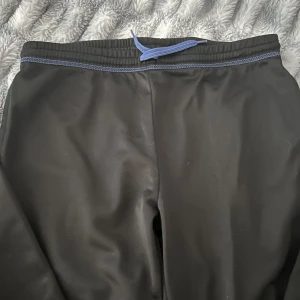 Byxor - Byxor som inte kommer till användning pga för kort på mig men skön material o inga skador