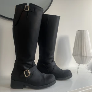 Äkta Johnny Bulls, läder - Äkta Johnny Bulls, Guld. Nypris 1999 kr. Svarta läder boots.  Bra skick.   