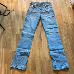 Jeans - Snygga bootcut jeans med medelhögmidja! Inte använda många gånger så dem är i fint skick